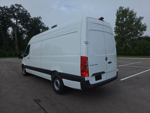 New 2026 Arctic+White Mercedes-Benz Cargo 170 WB image 6