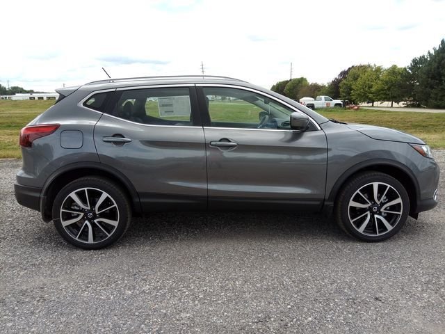 Used 2019 Gun Metallic Nissan SL image 6
