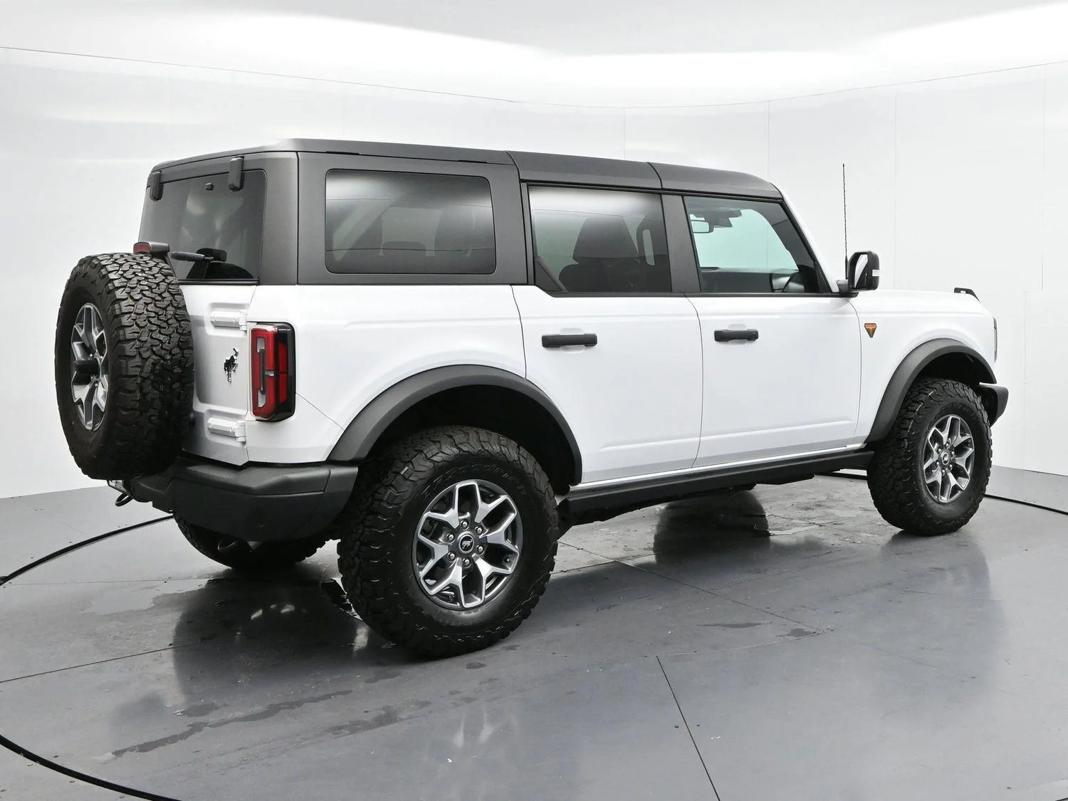 Used 2025 Oxford White Ford Badlands image 7