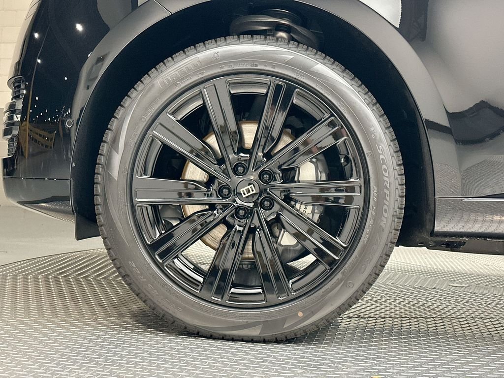 New 2027 Santorini Black Metallic Land Rover SE image 5