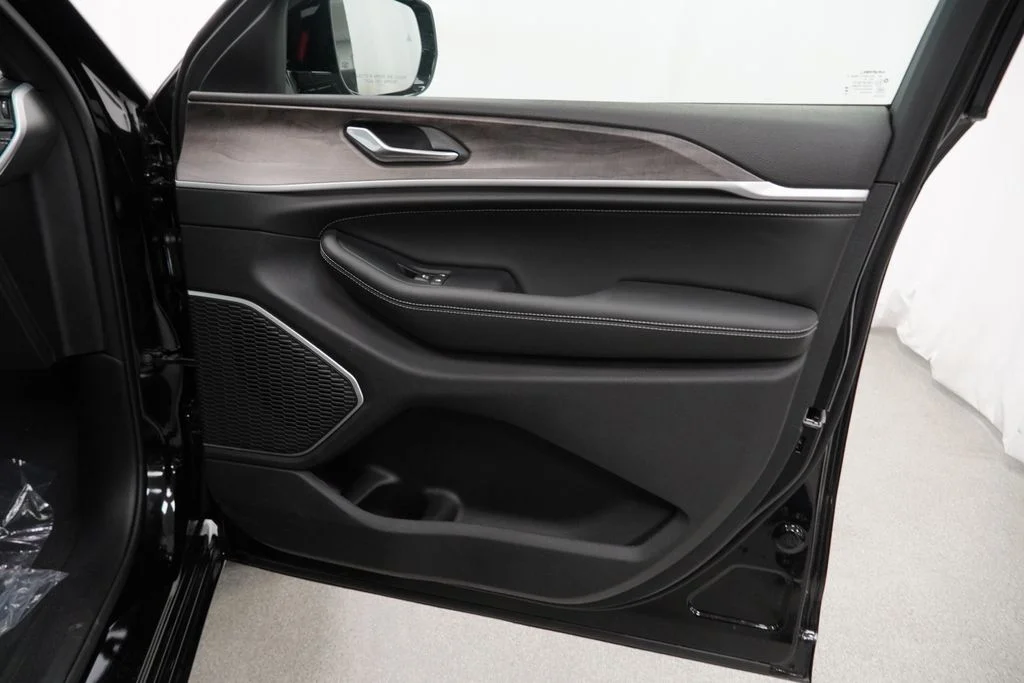 New 2026 Diamond Black Crystal Pearl-Coat Exterior Paint Jeep Limited image 33