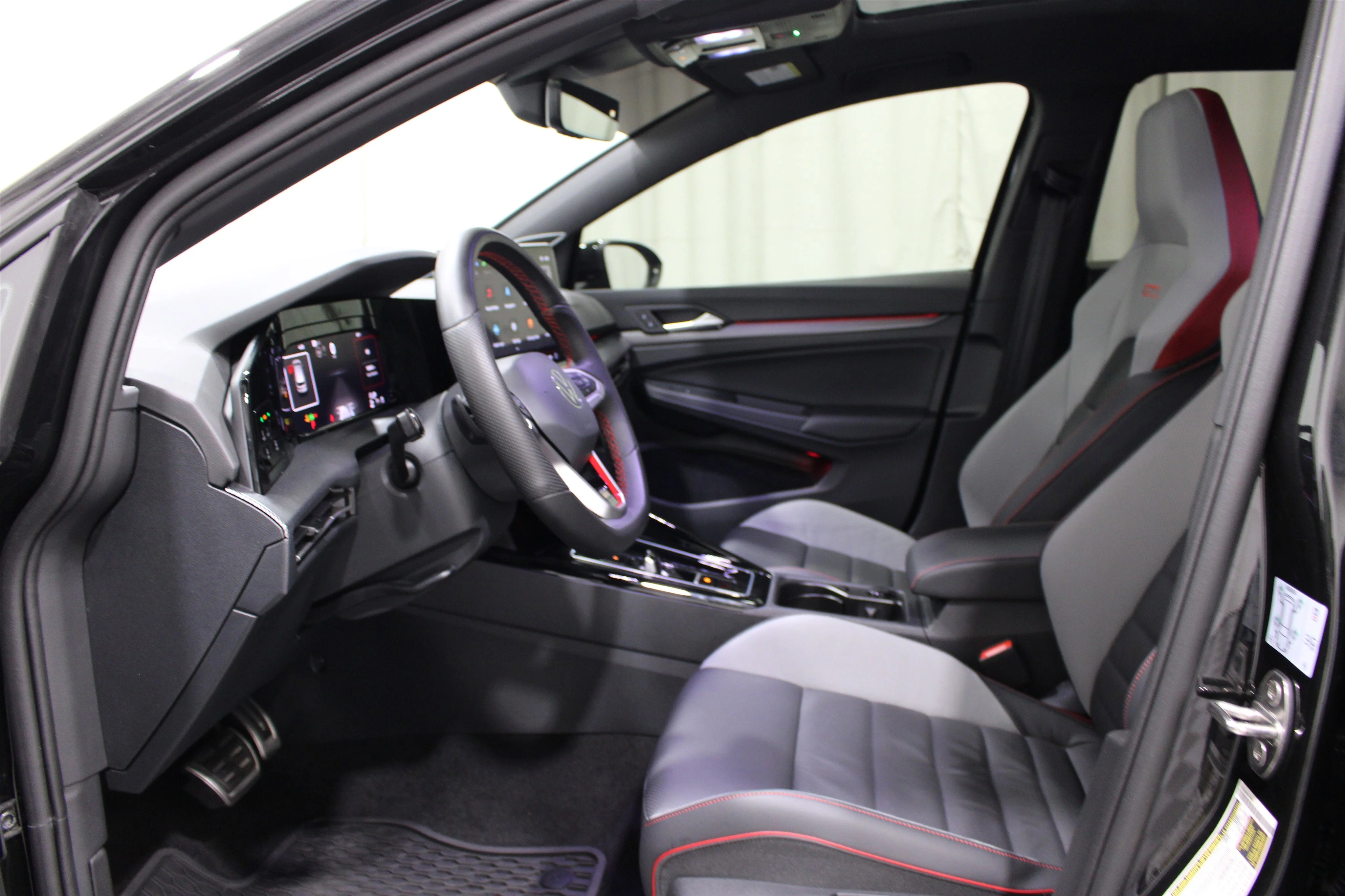 2025 Volkswagen Golf GTI SE - Photo 3