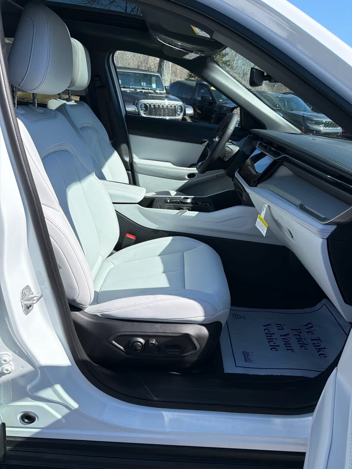 New 2026 Bright White Clear-Coat Exterior Paint Jeep Limited image 25