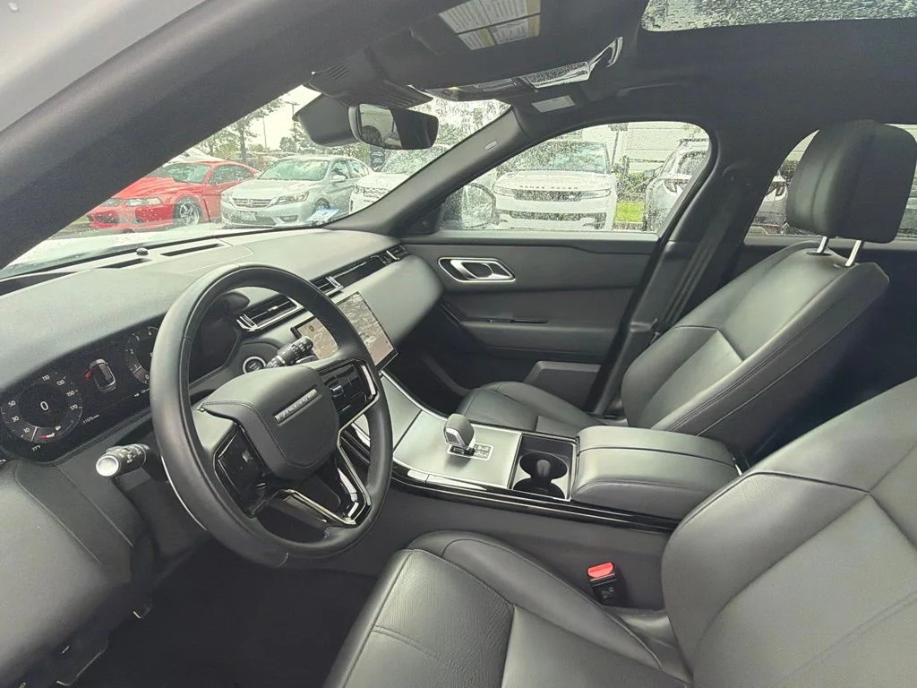 Used 2025 White Land Rover Dynamic HSE image 9