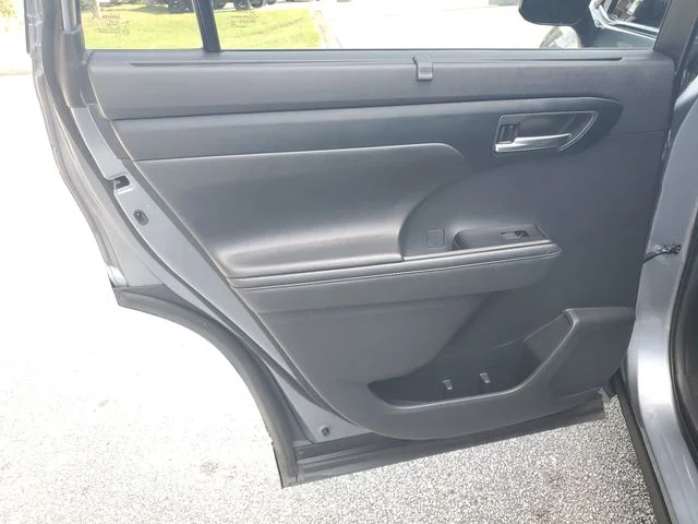 Used 2020  Toyota XLE image 37