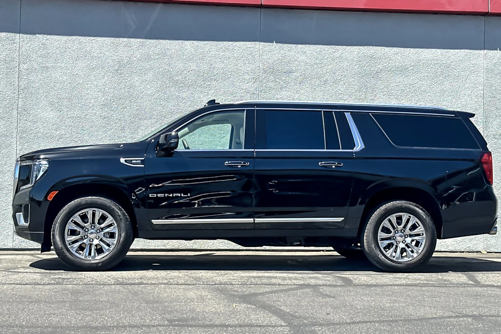 Used 2024 Onyx Black GMC Denali image 2