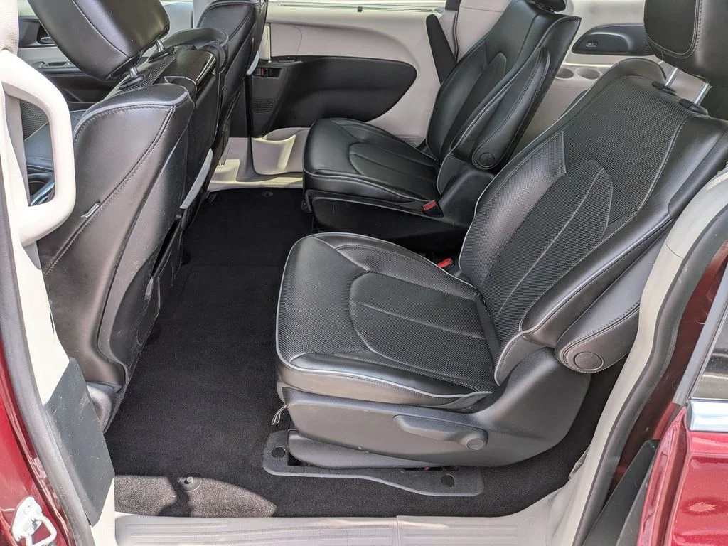 Used 2018 Red Chrysler Limited image 24