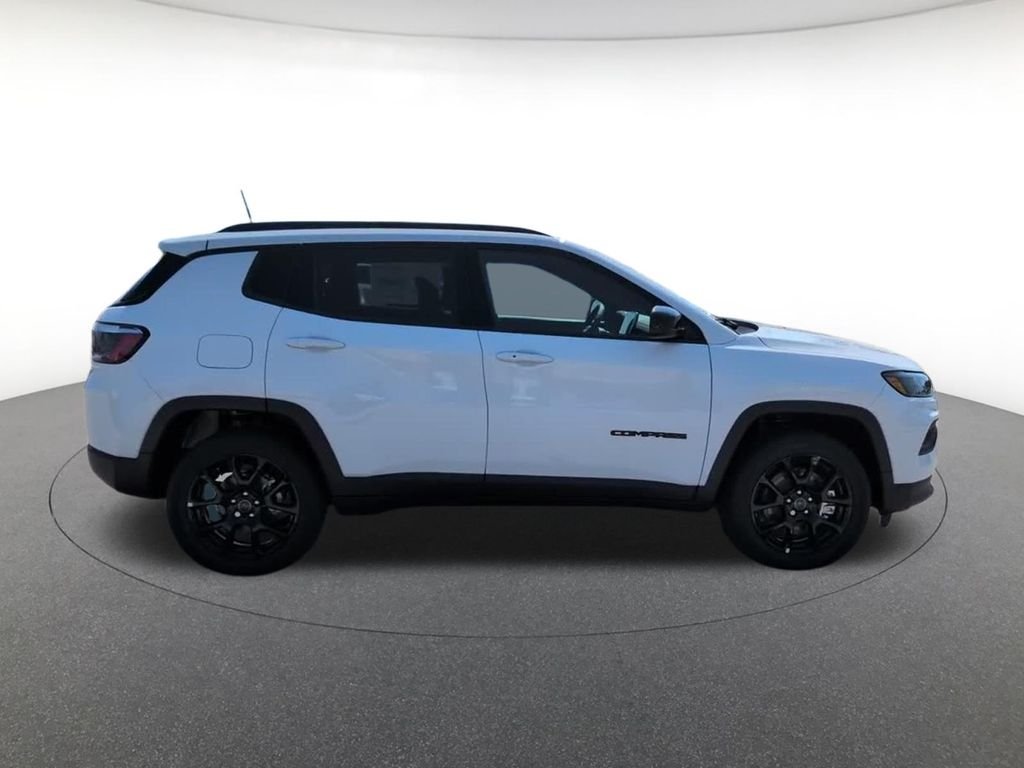New 2026 Bright White Clear-Coat Exterior Paint Jeep Latitude image 4