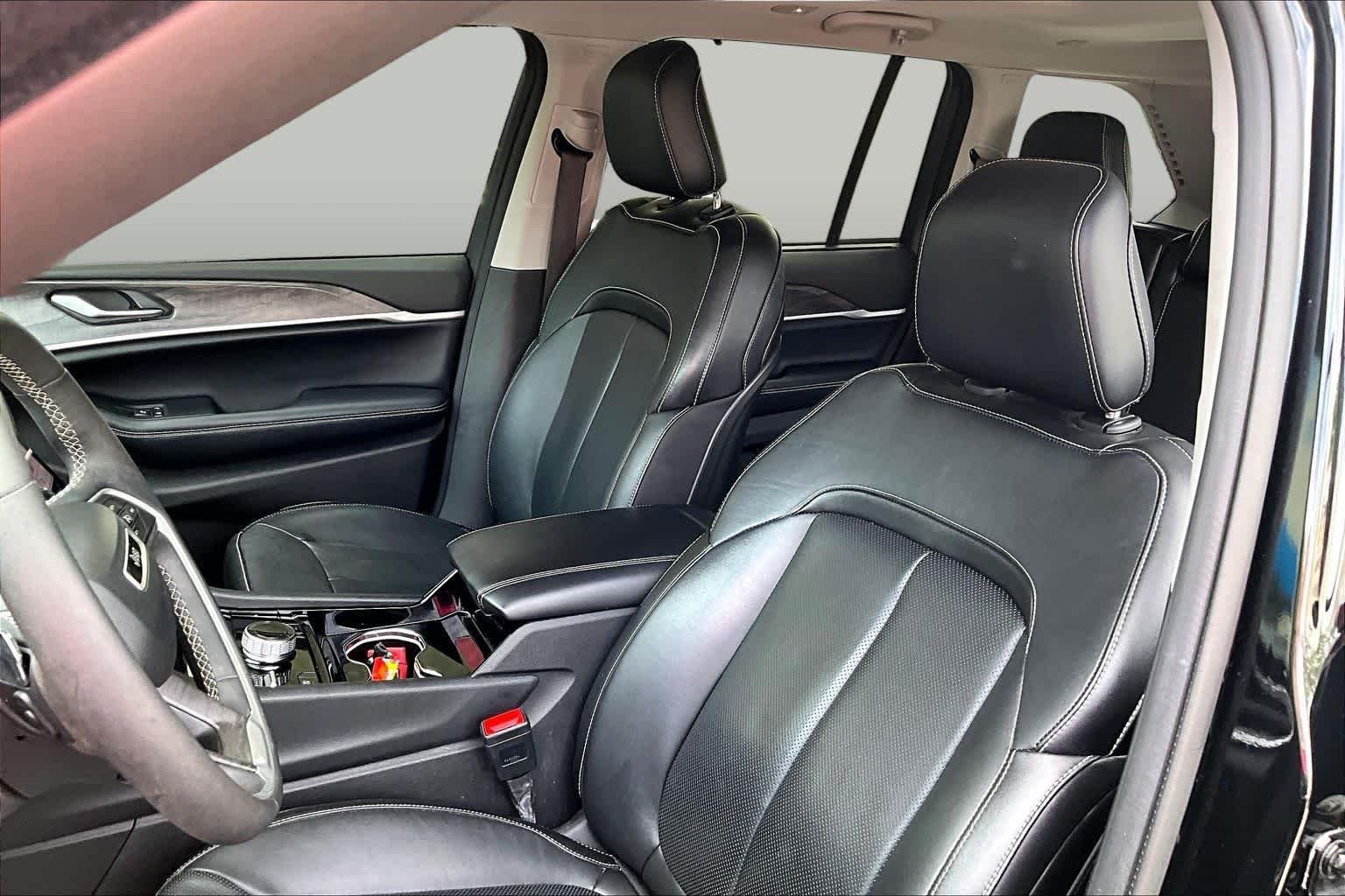 Used 2022 Diamond Black Crystal Pearlcoat Jeep  image 8