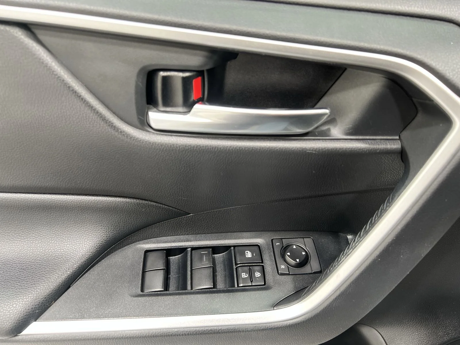 Used 2020 Silver Toyota XLE image 13