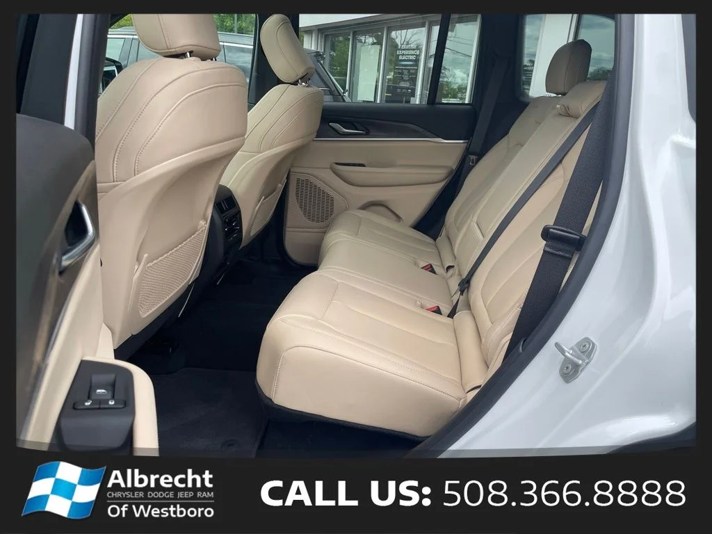 New 2025 Bright White Clear-Coat Exterior Paint Jeep Limited image 13