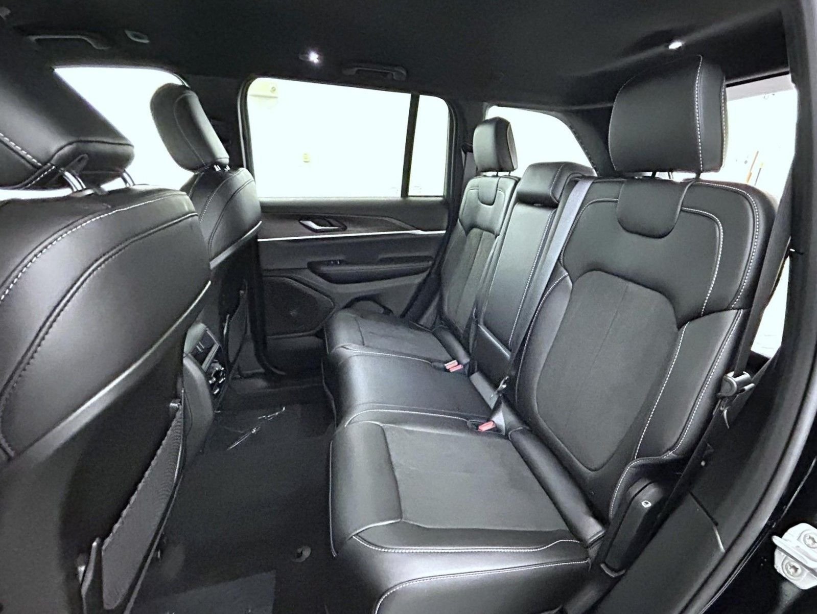 New 2026 Diamond Black Crystal Pearl-Coat Exterior Paint Jeep Altitude image 19
