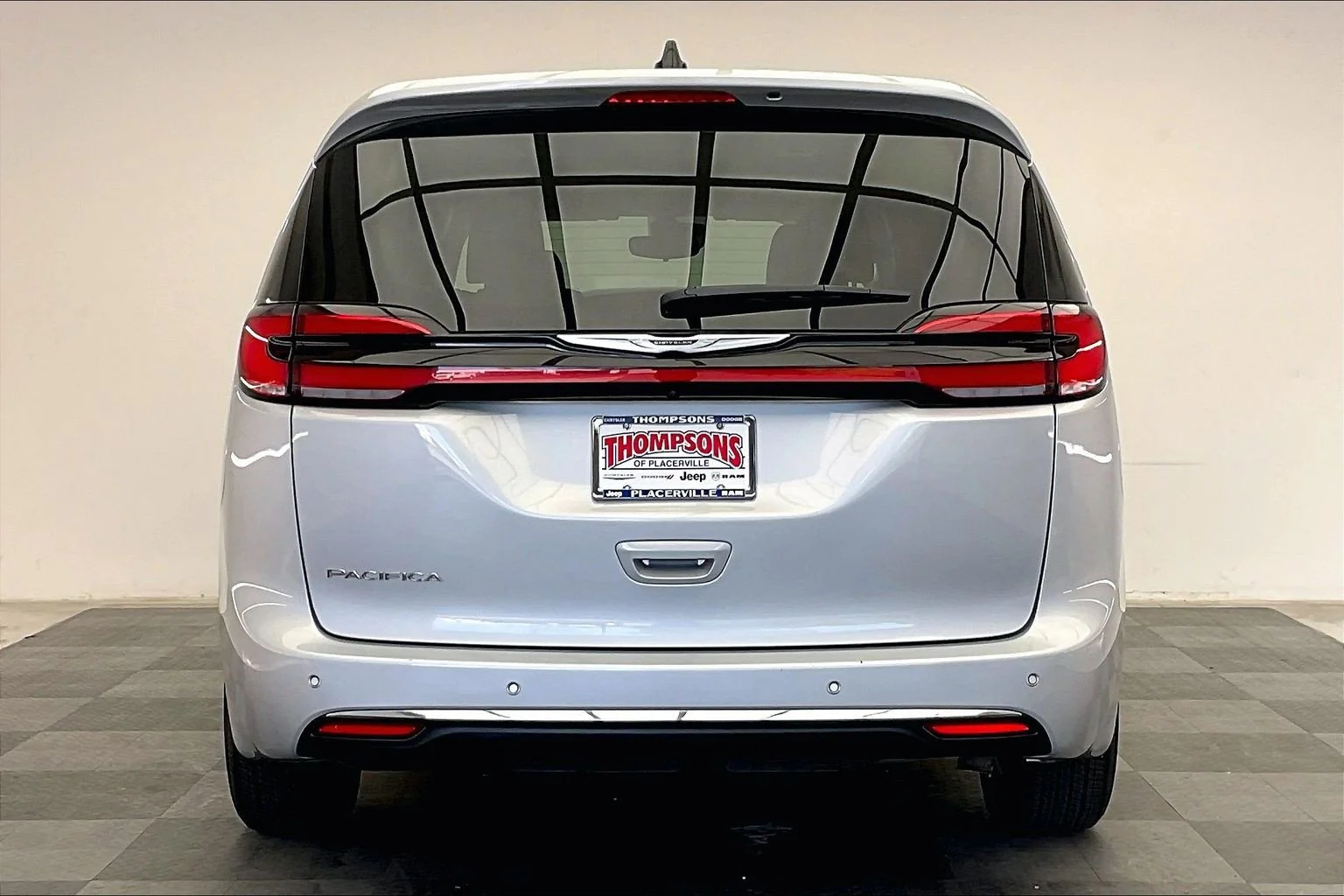 Used 2023 Silver Mist Clearcoat Chrysler Touring L image 3
