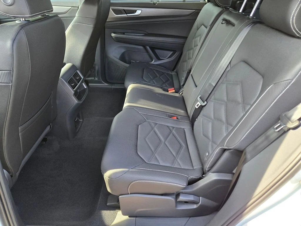 New 2025 White Volkswagen 2.0T SE w/Technology image 7