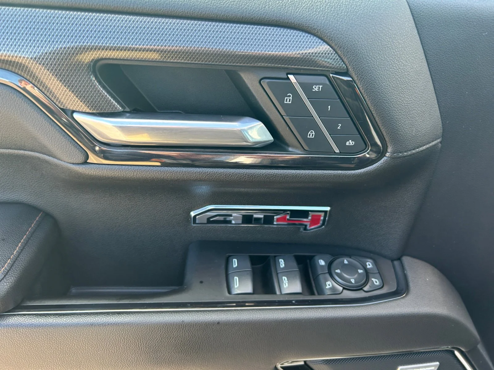 Used 2022 White GMC AT4 Crew Cab image 17