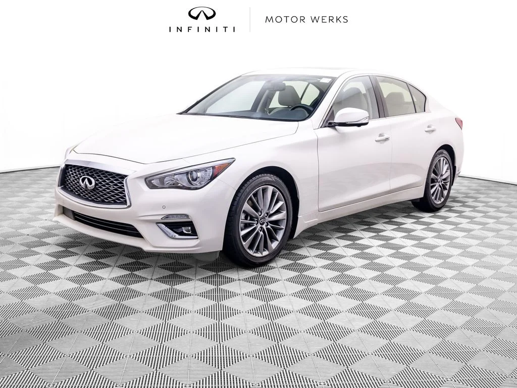 Used 2023 White INFINITI LUXE image 1