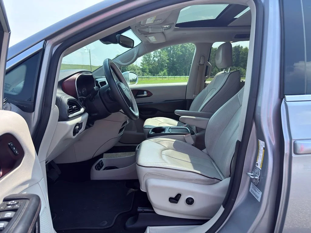 Used 2017 Silver Chrysler Limited image 2