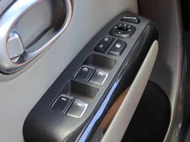 Used 2019 White Kia Plus image 25