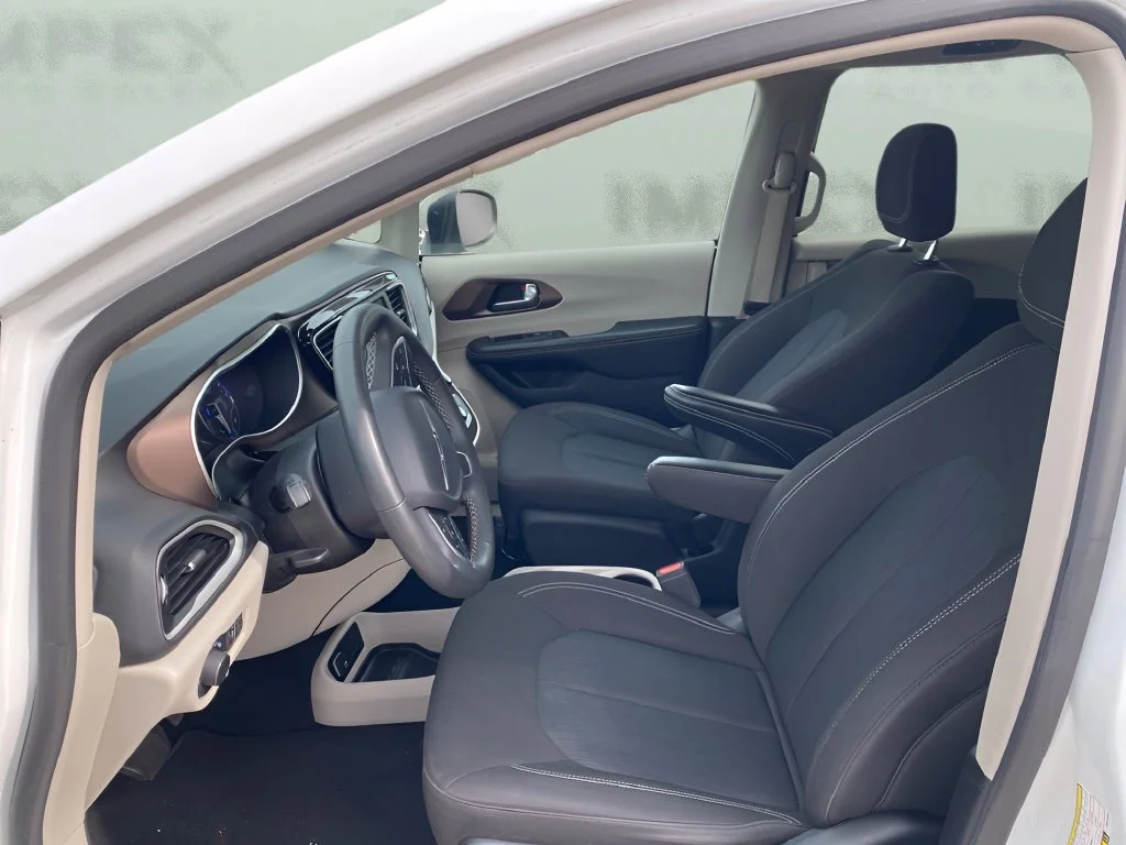 Used 2023 White Chrysler LX image 9