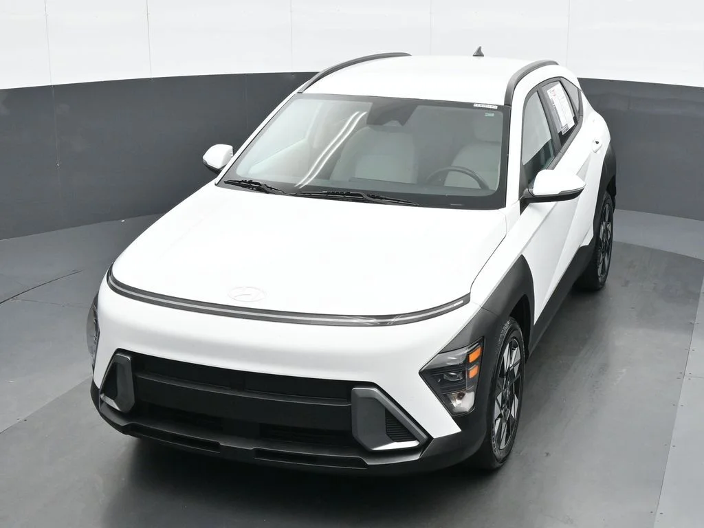 Used 2025 White Hyundai SEL image 17