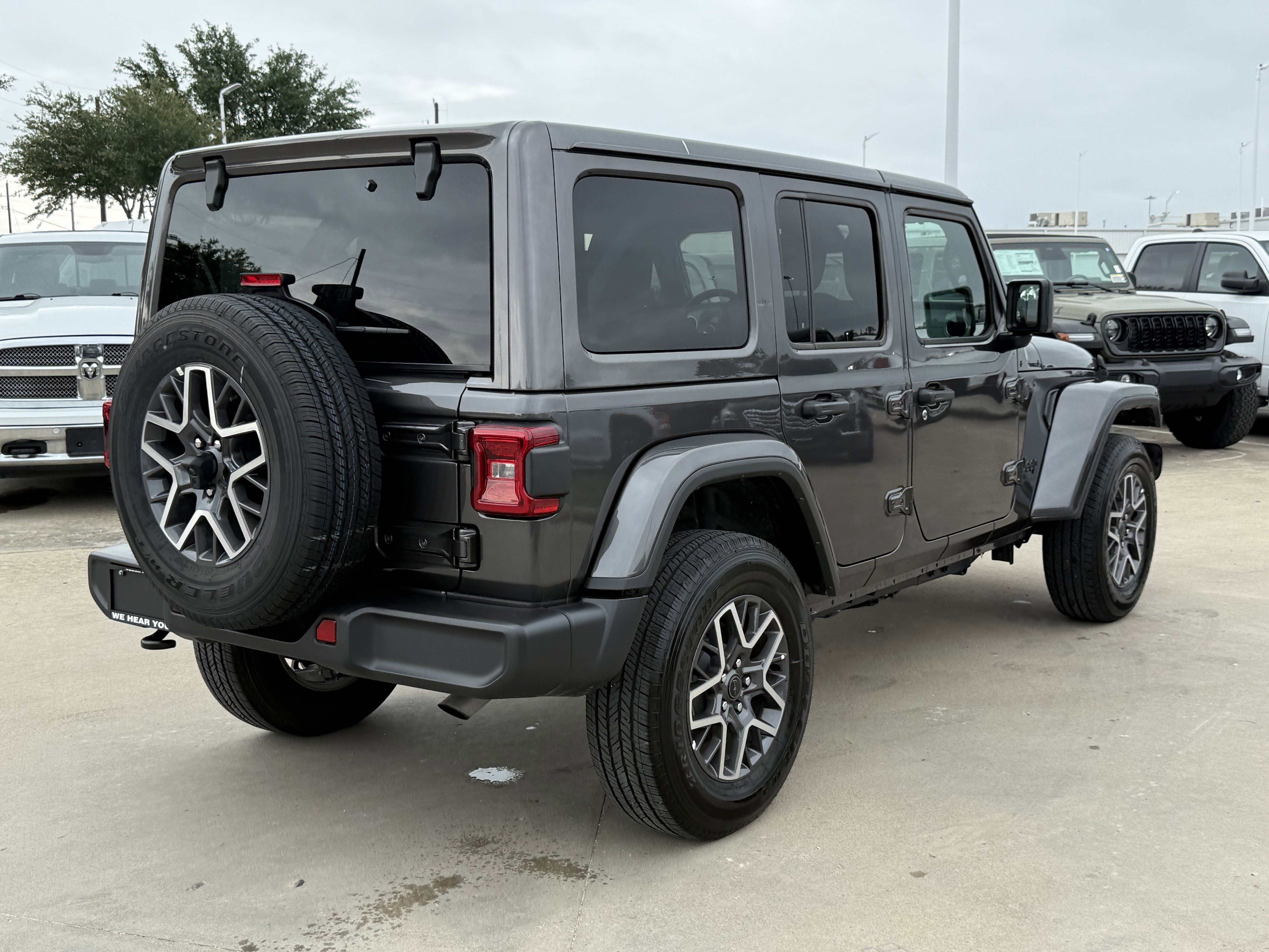 Used 2025 Granite Crystal Metallic Clearcoat Jeep  image 4