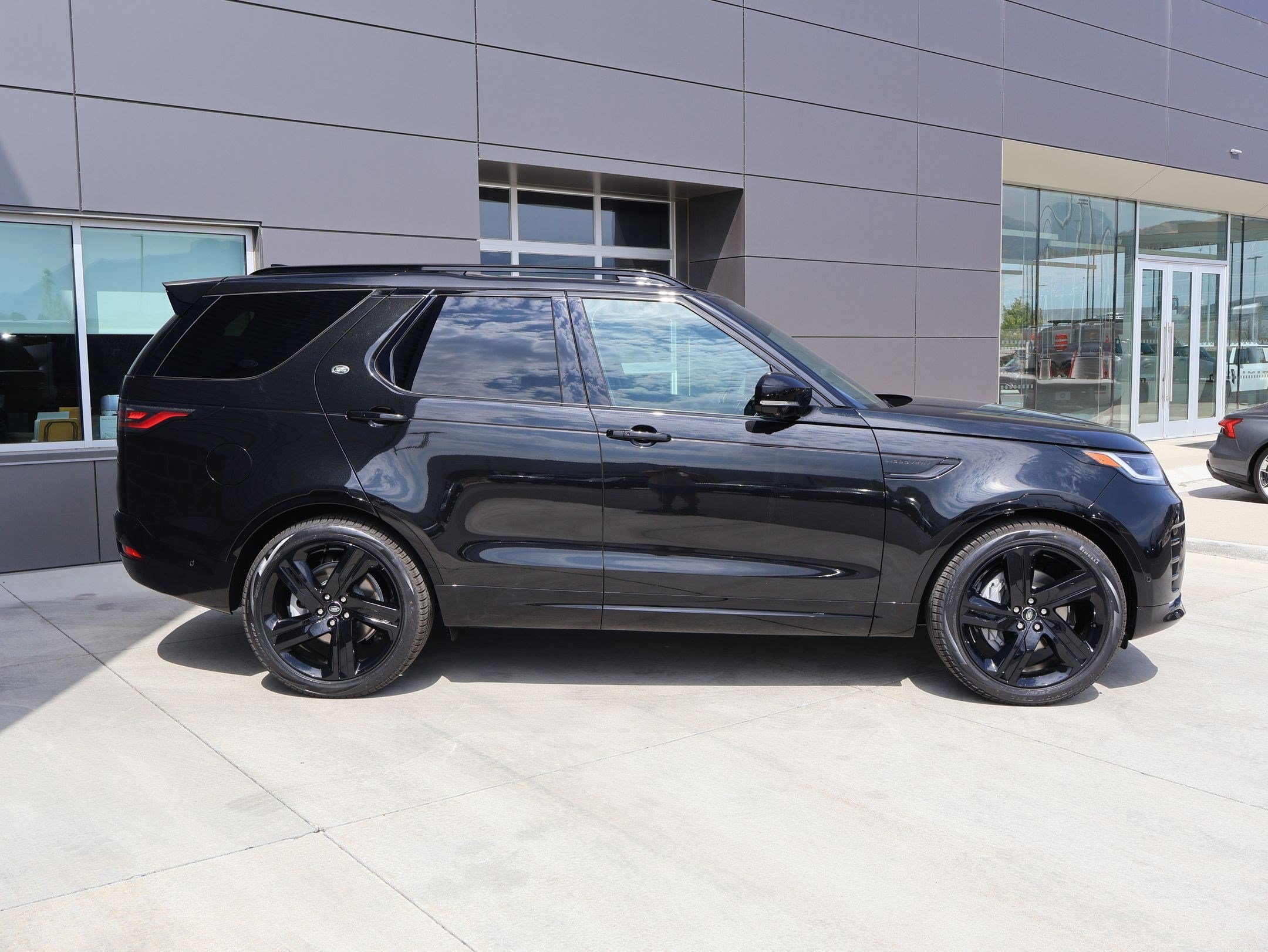 New 2026 Santorini Black LAND ROVER Dynamic SE image 4
