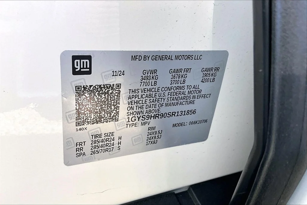 Used 2025 White Cadillac V-Series image 36