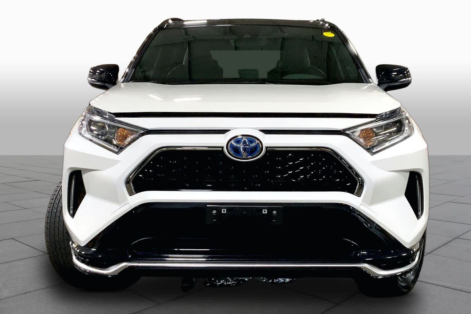 Used 2021 Blizzard Pearl w/Midnight Black Roof Toyota XSE image 4