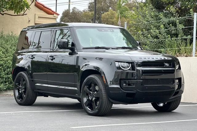 New 2026 Santorini Black Land Rover X-Dynamic SE image 7