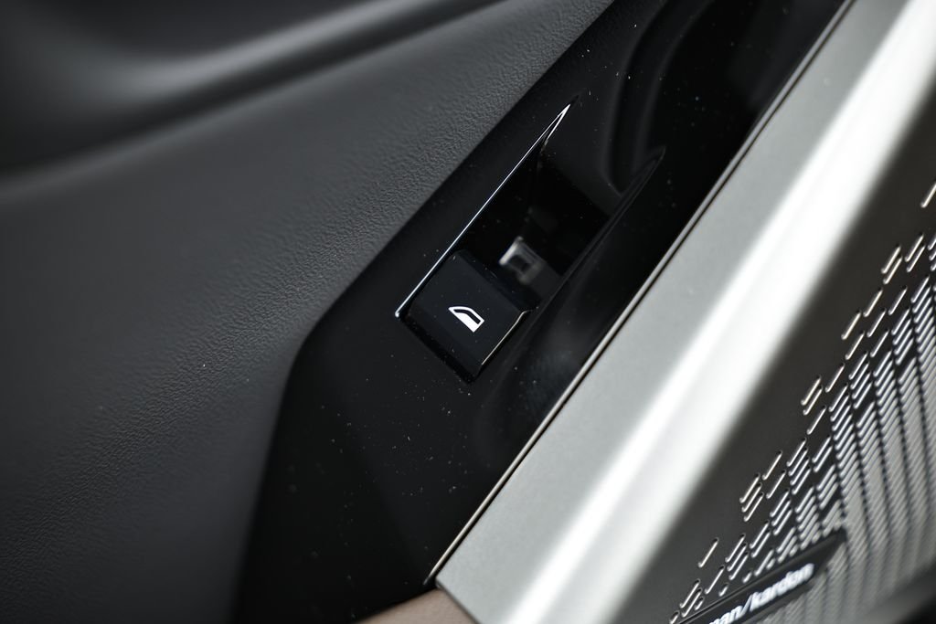 New 2027 Mineral White Metallic BMW 530i xDrive image 24