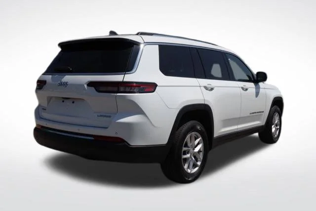 Used 2023 White Jeep Laredo image 11