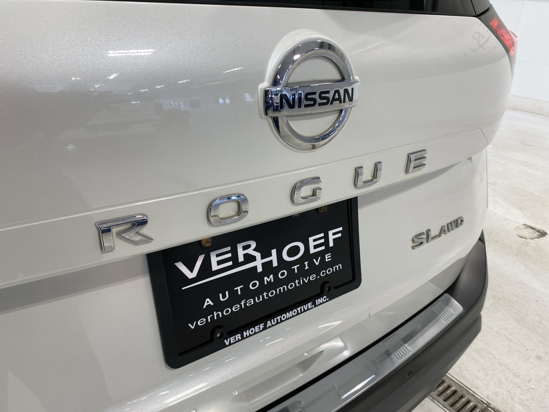 Used 2021 White Nissan SL image 30
