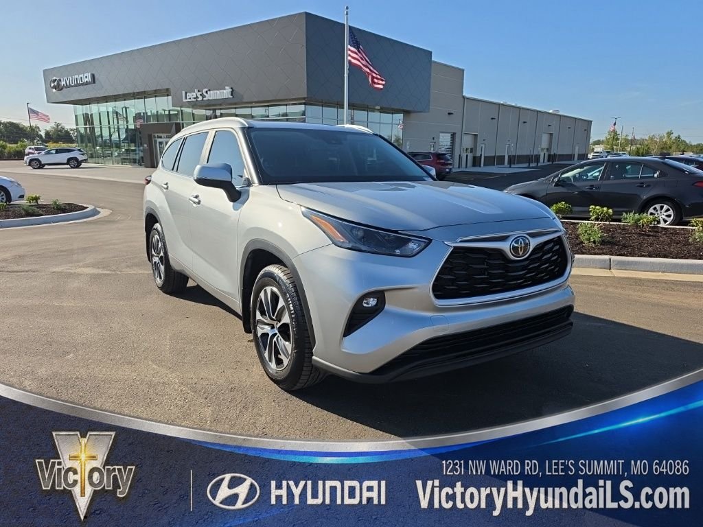 Used 2025 Toyota Highlander XLE with VIN 5TDKDRBH2SS588133 for sale in Kansas City