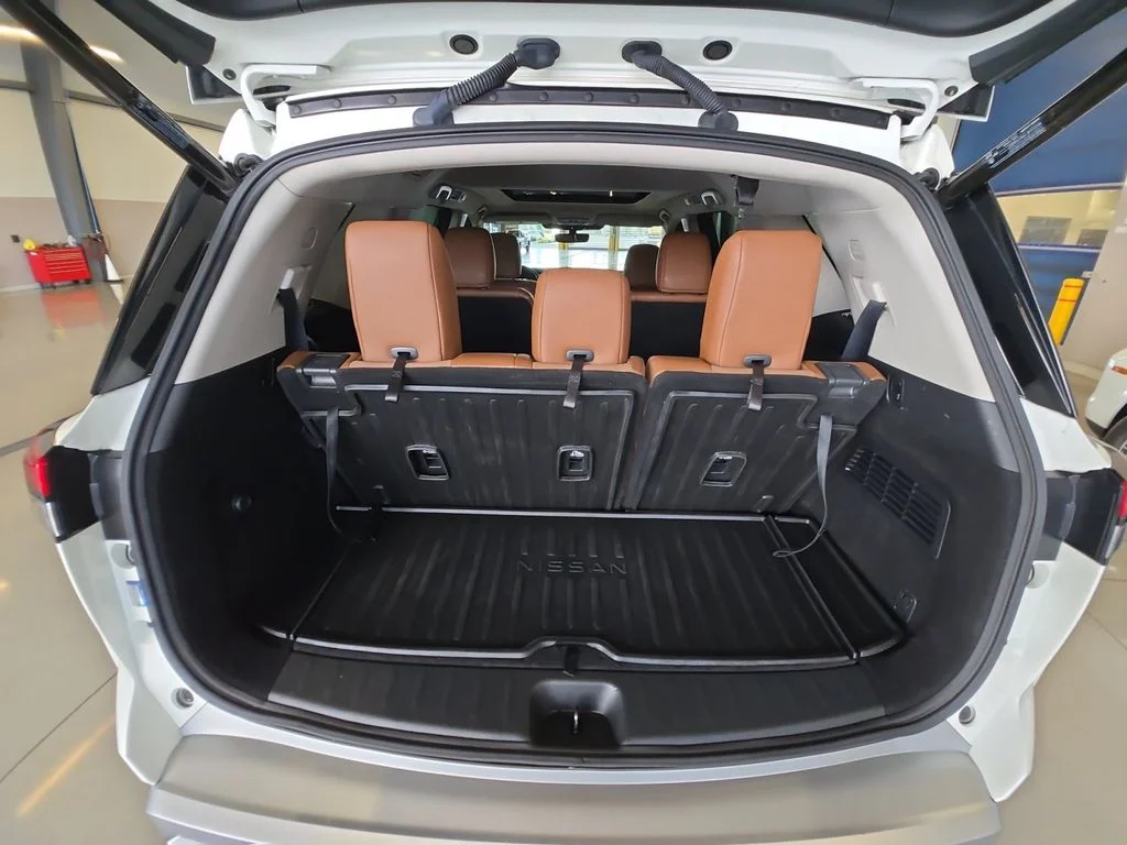 Used 2023 White Nissan Platinum image 23