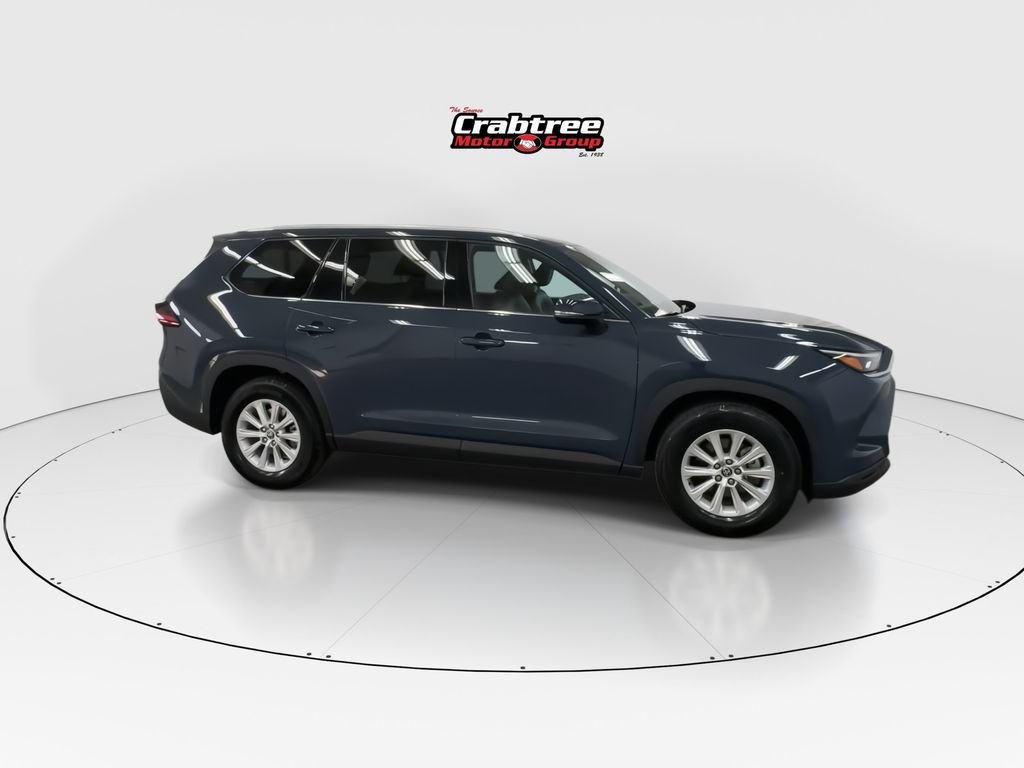 Used 2025 White Toyota XLE image 9