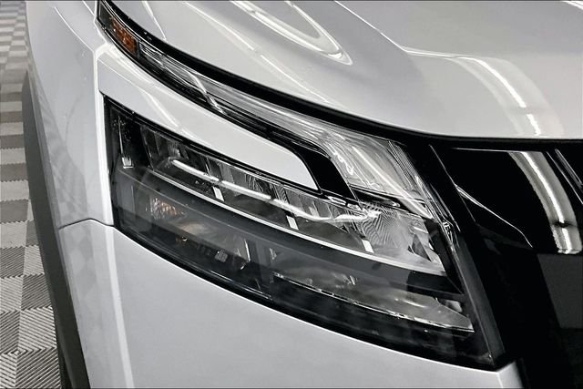 New 2025 Brilliant Silver Metallic Nissan Platinum image 14