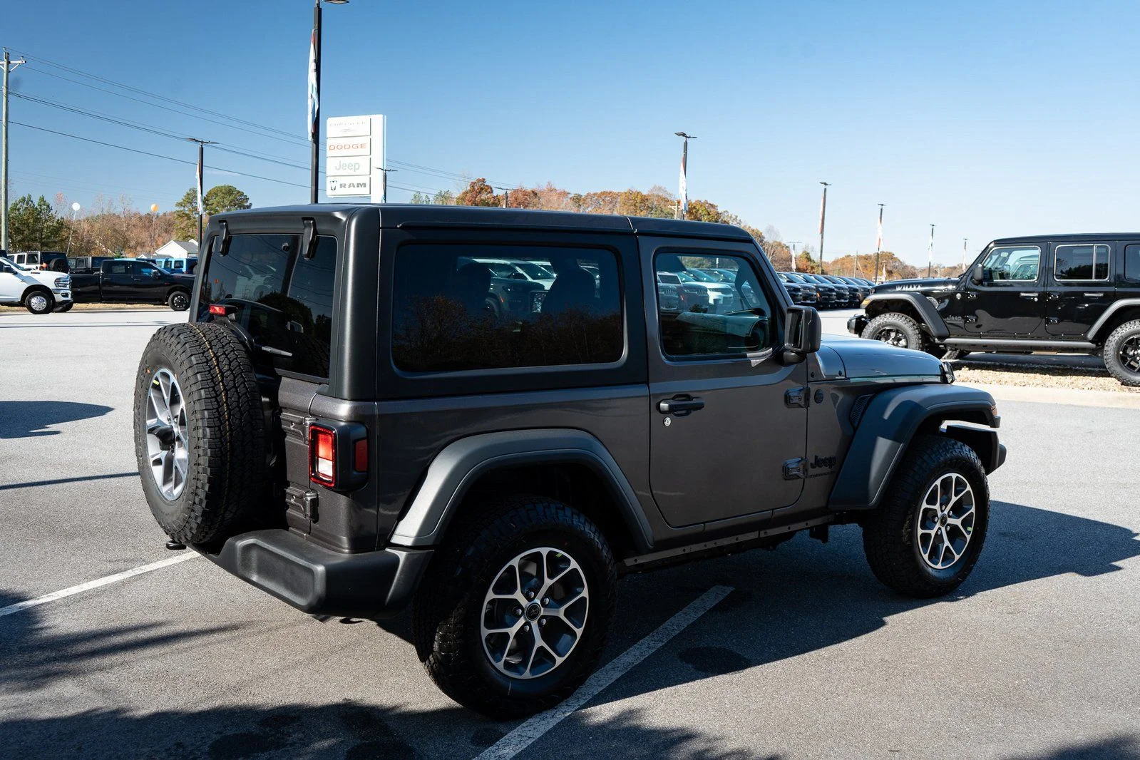 New 2026 Granite Crystal Metallic Clearcoat Jeep Sport S image 10