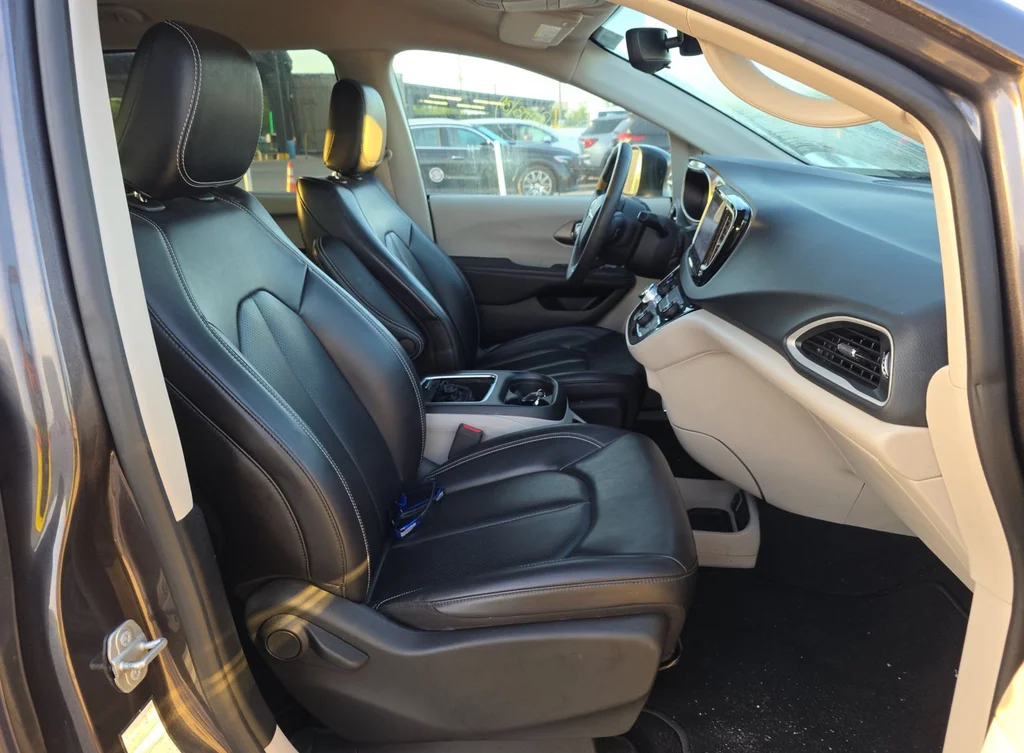 Used 2023 Gray Chrysler Touring L image 10