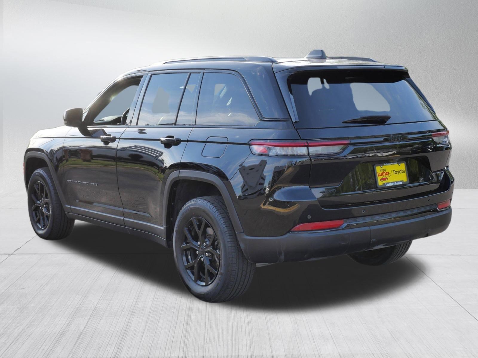 Used 2025 Diamond Black Crystal Pearlcoat Jeep Altitude image 5