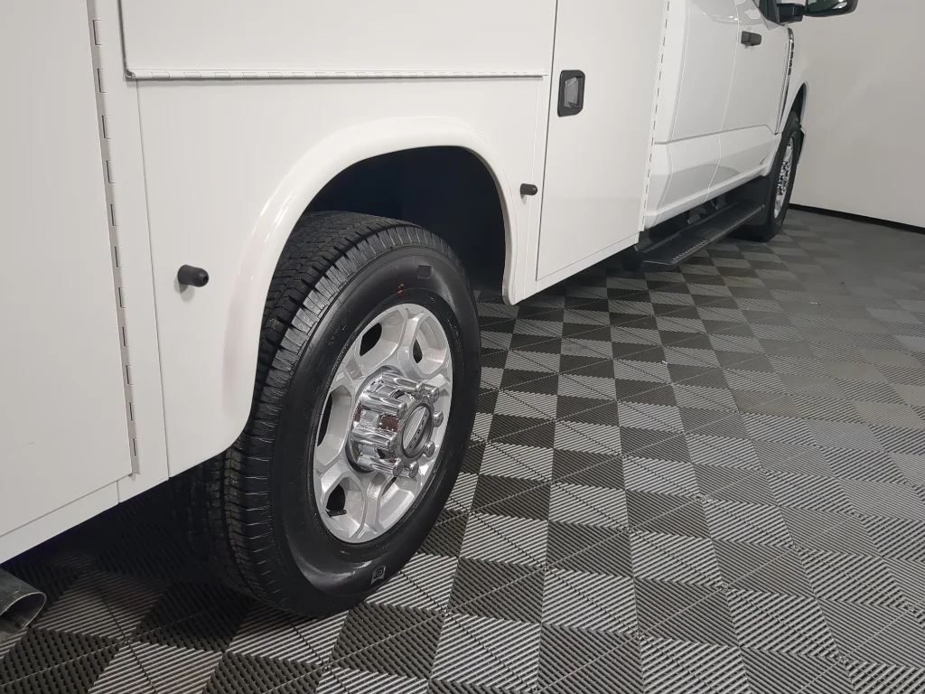2025 Ford F-350 Super Duty Chassis Cab XLT - Photo 8
