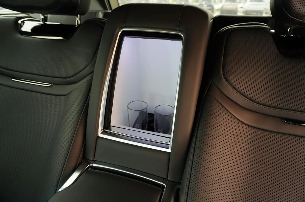 New 2026 Obsidian Black in Gloss Finish Land Rover SV image 39