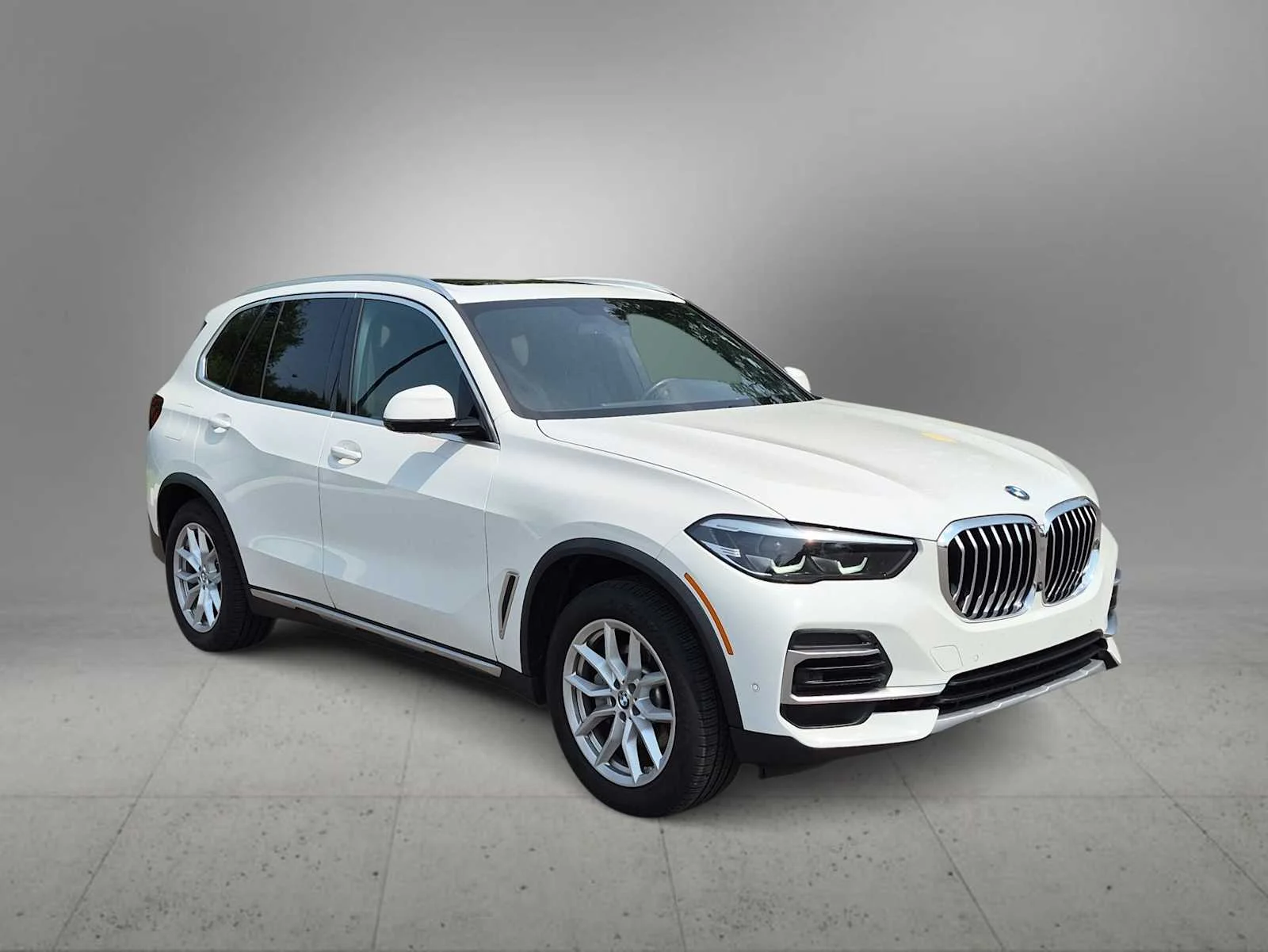 Used 2022 Alpine White BMW sDrive40i image 2