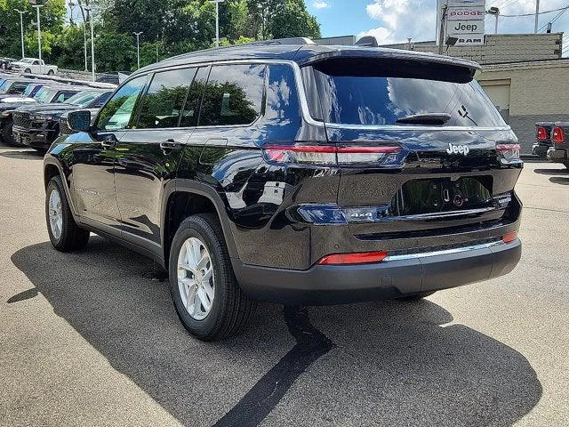 New 2026 Diamond Black Crystal Pearl-Coat Exterior Paint Jeep Laredo X image 3