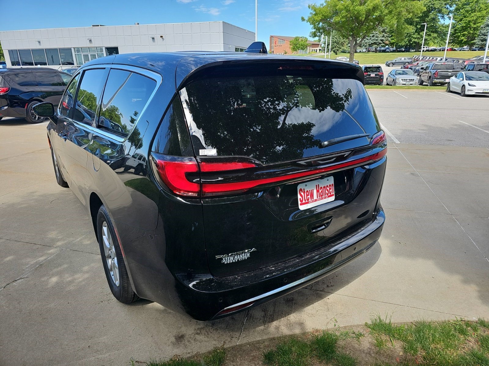 New 2027 Diamond Black Crystal Pearlcoat Chrysler Select image 3