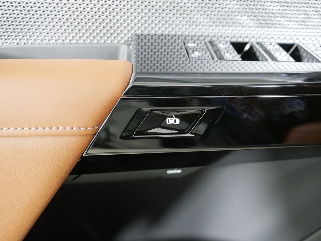 2025 BMW 7 Series 750e - Photo 35