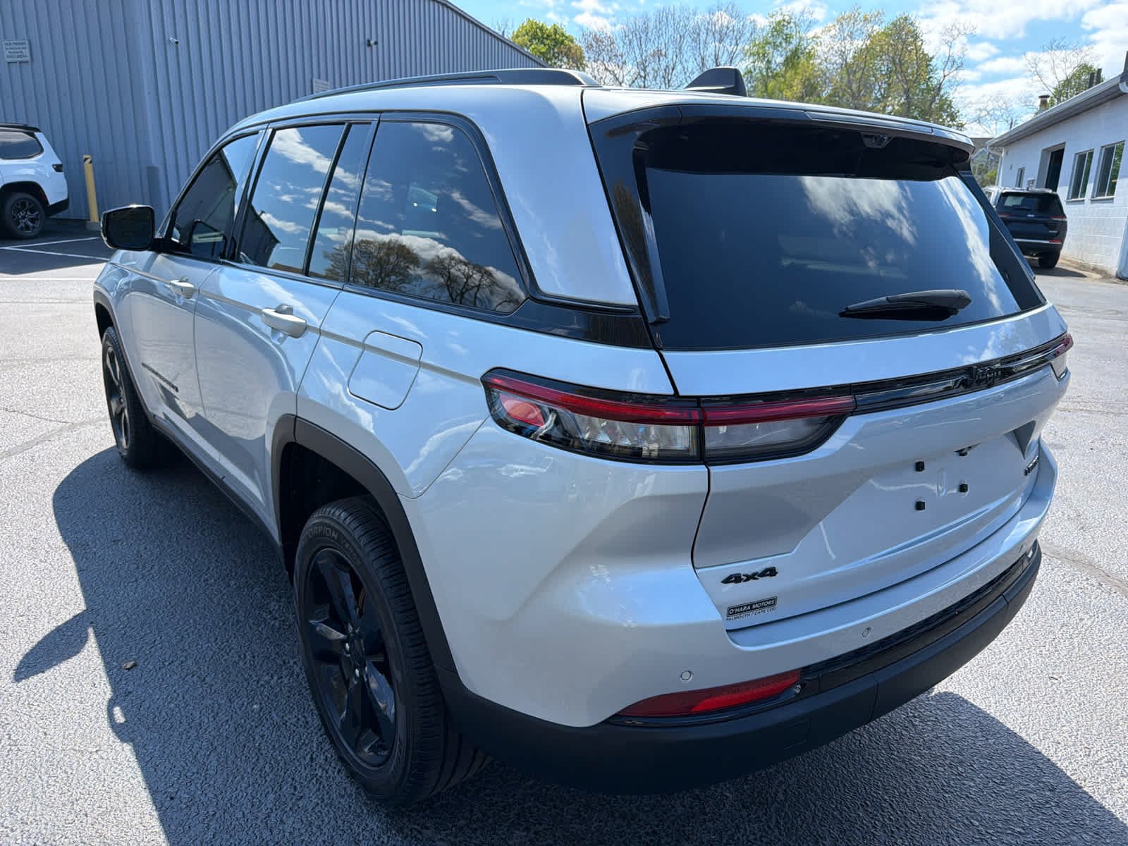 Used 2023 Silver Zynith Jeep Limited image 6