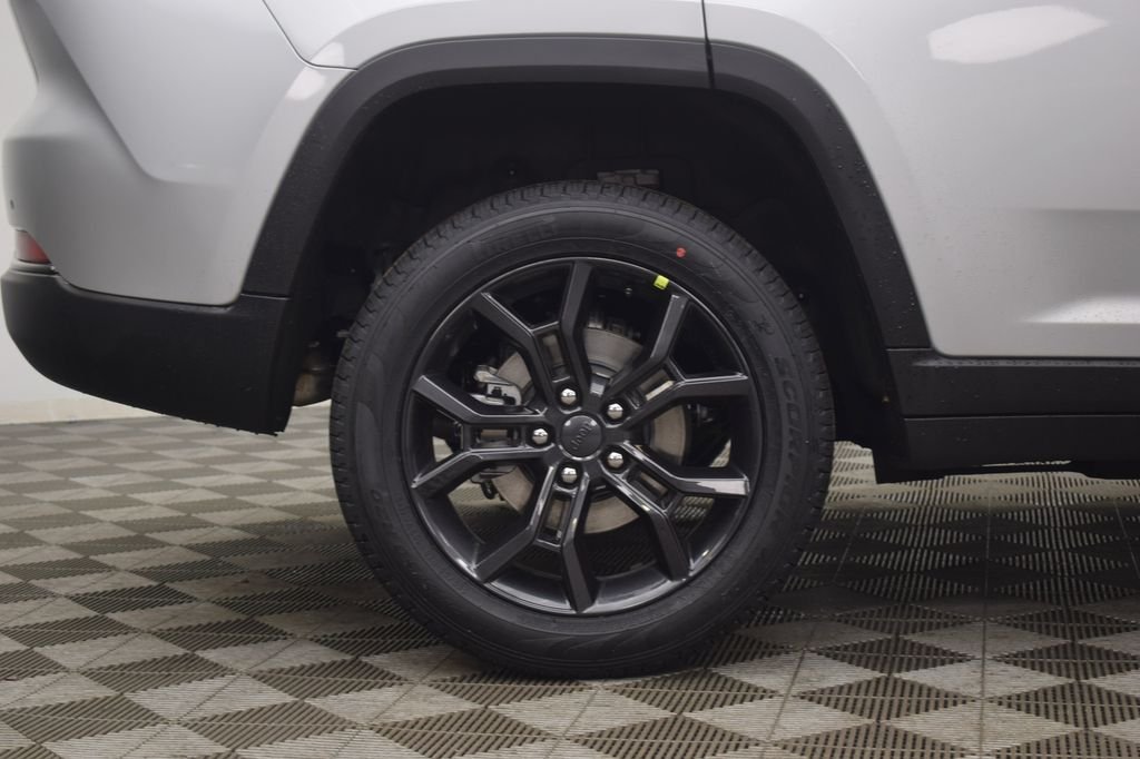 New 2025 Silver Zynith Exterior Paint Jeep Limited image 9