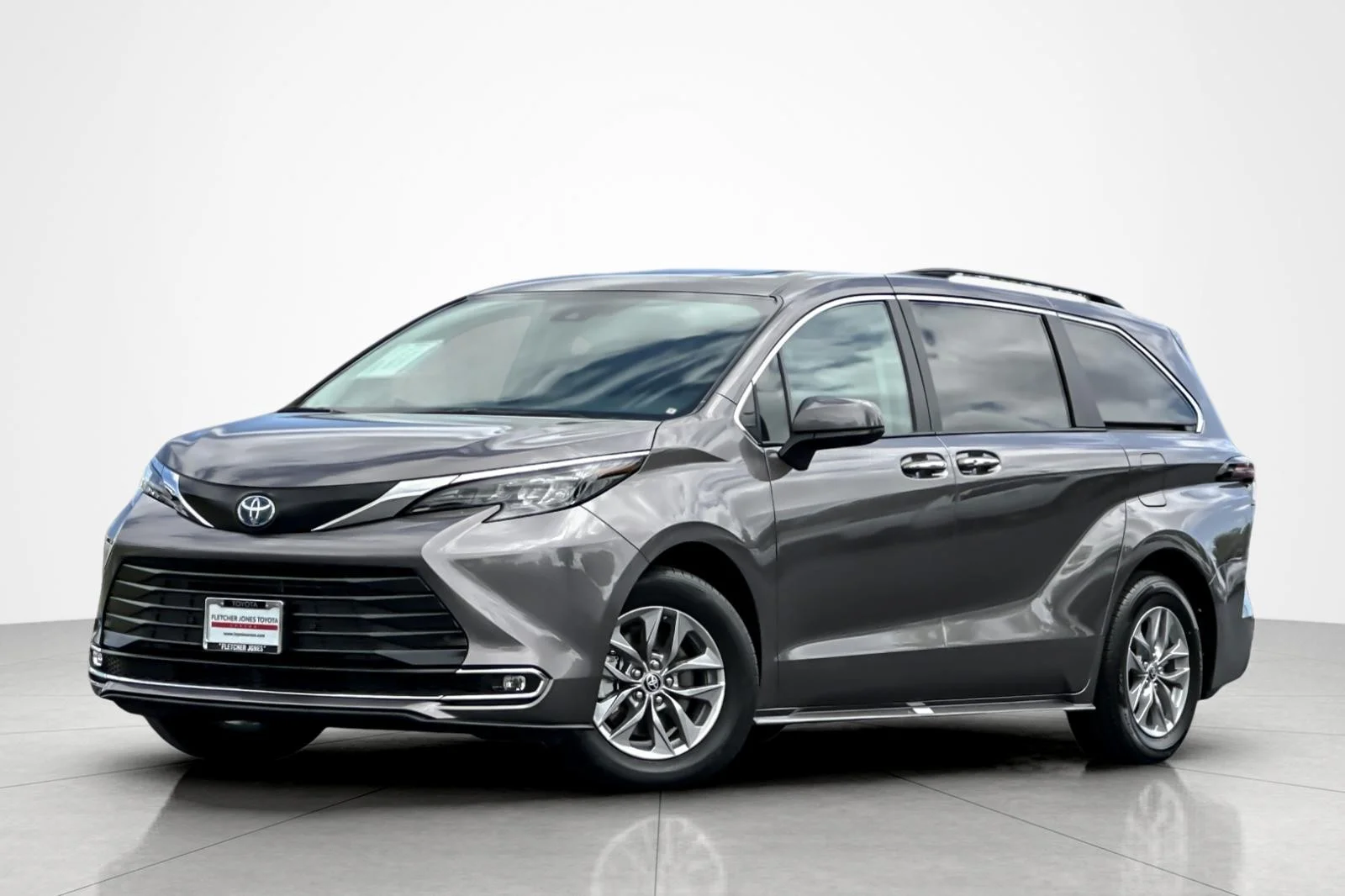 2024 Toyota Sienna XLE 8-Passenger Hybrid FWD's photo