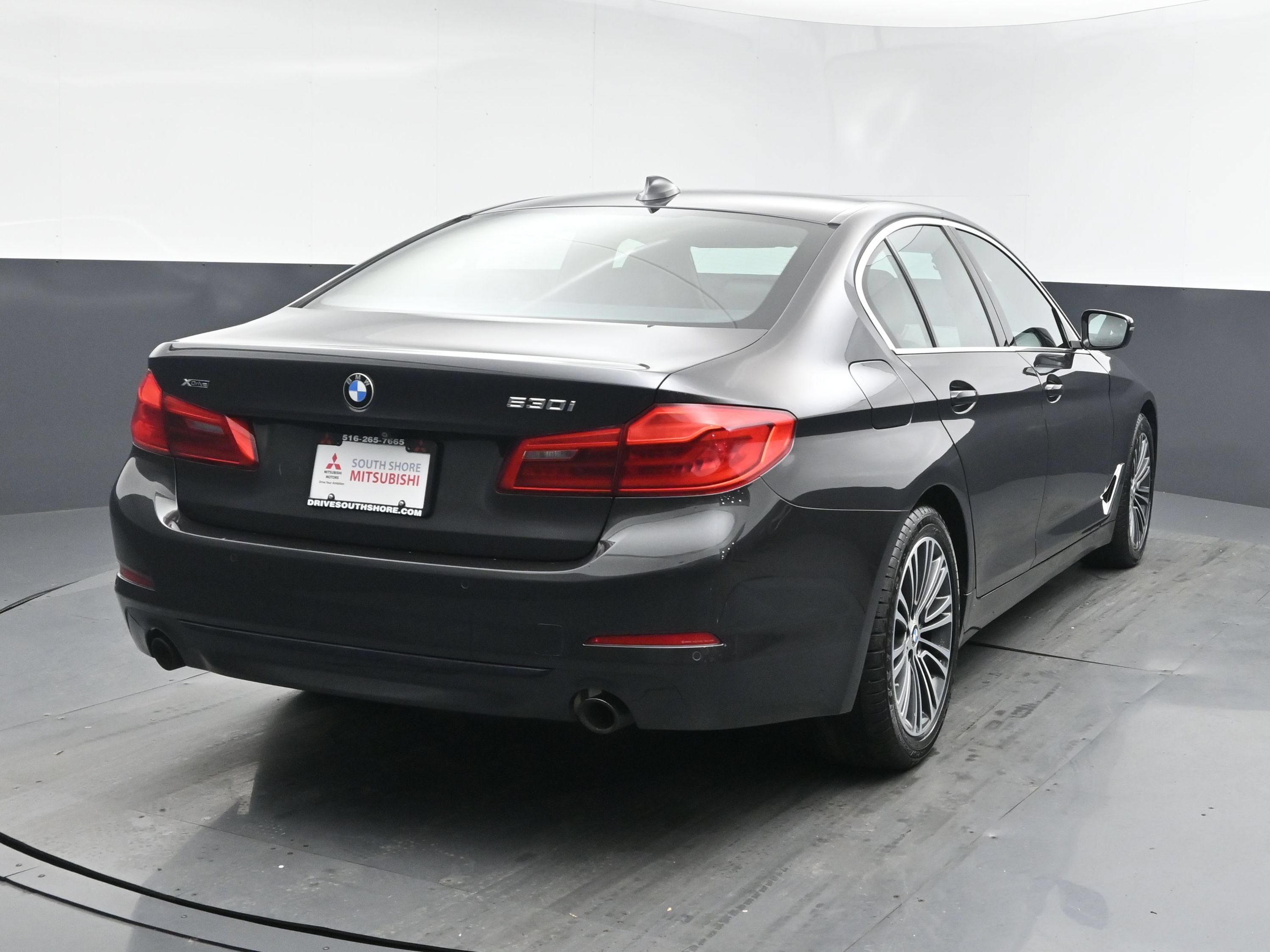 Used 2019 Dark Graphite Metallic BMW 530i xDrive image 19
