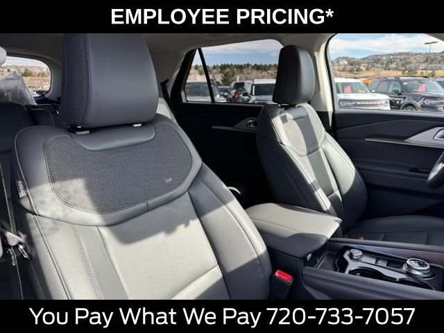 New 2026 Star White Metallic Tri-Coat Ford Active image 25